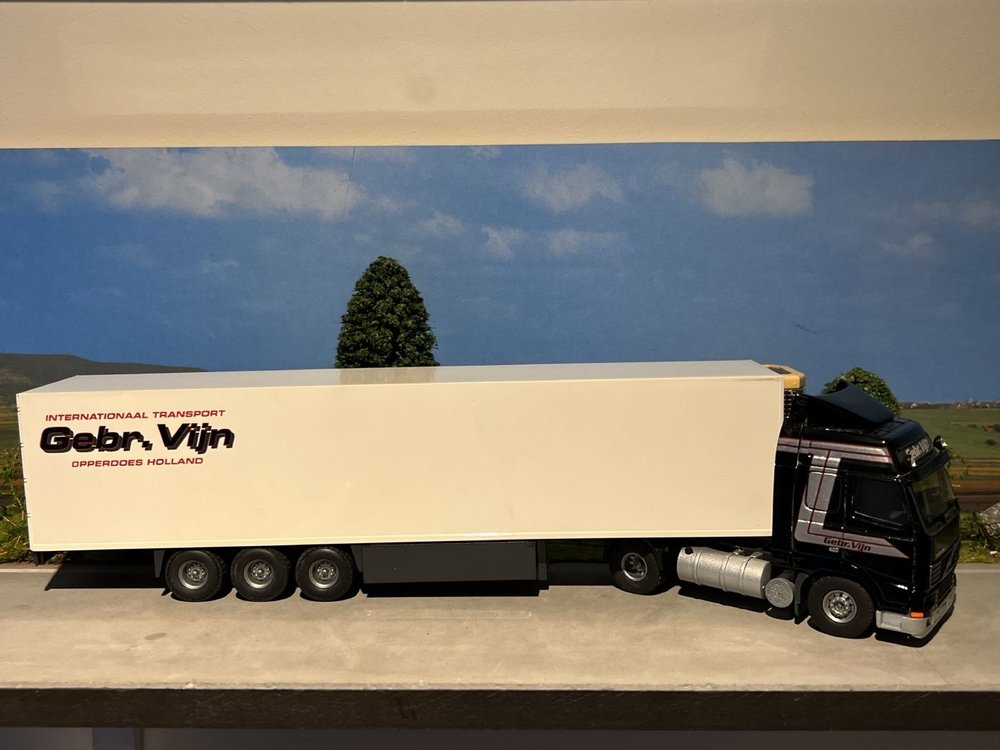 Tekno Tekno Volvo FH 12/420 4x2 with 3-axle reefer trailer Gebr. Vijn