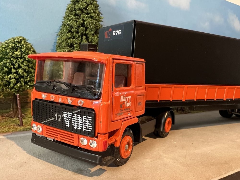 Tekno Tekno Volvo F1220  4x2 with 3-axle classic tilt trailer Harry Vos