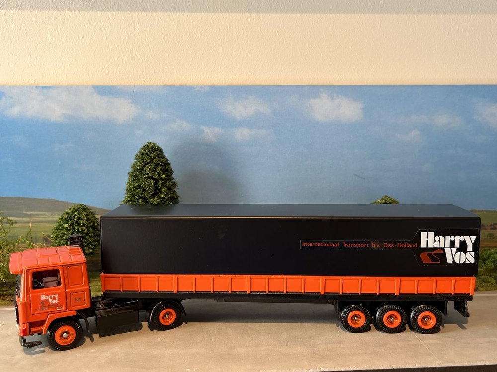 Tekno Tekno Volvo F1220 2 as Trekker met 3 as Huifoplegger Harry Vos