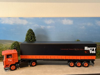 Tekno Tekno Volvo F1220  4x2 with 3-axle classic tilt trailer Harry Vos