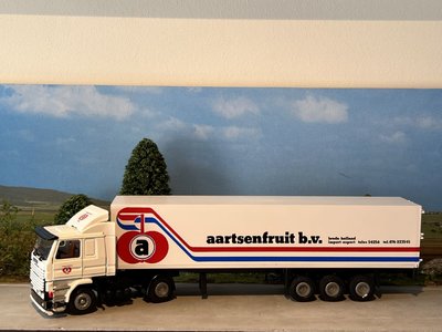 Tekno Tekno Scania 142H met 3-as gesloten oplegger Aartsen fruit