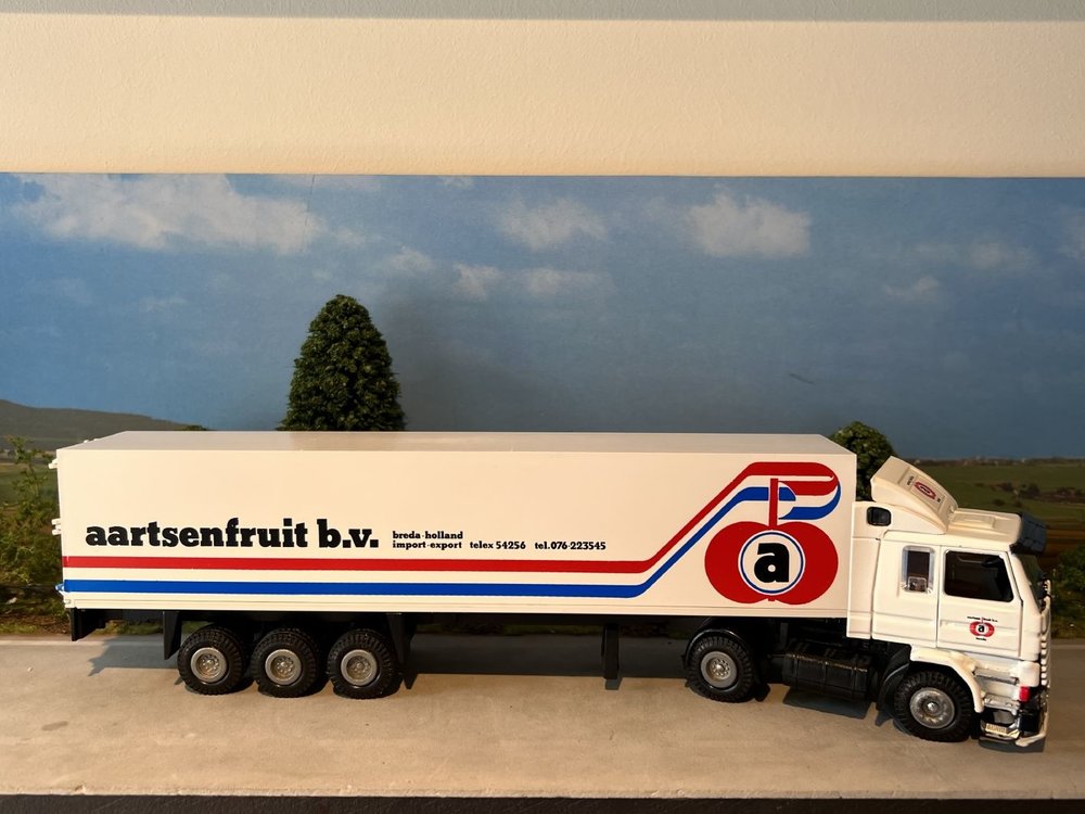 Tekno Tekno Scania 142H met 3-as gesloten oplegger Aartsen fruit