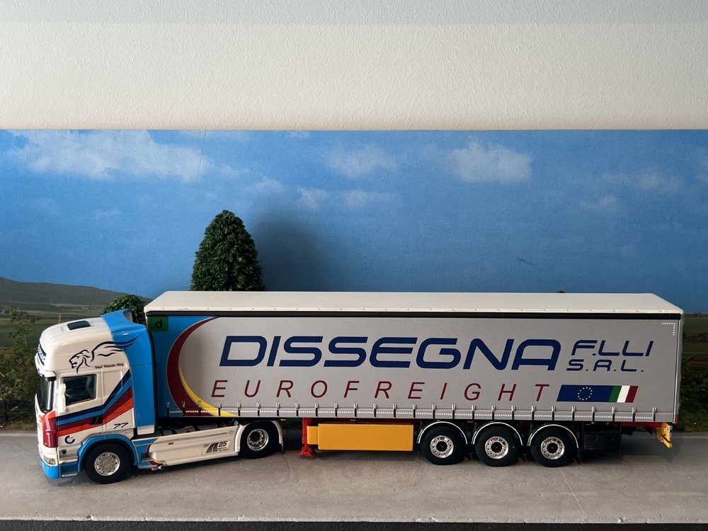 WSI WSI Scania R6 Topline  met 3-as schuif zeilenoplegger Dissegna