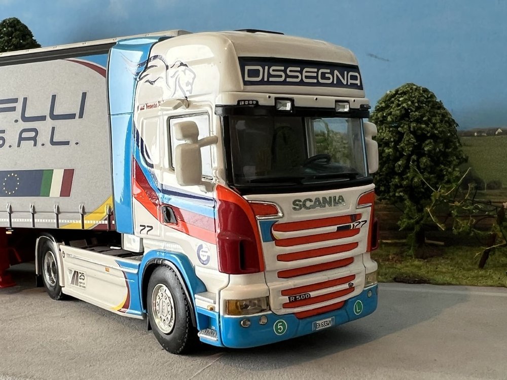 WSI WSI Scania R6 Topline  met 3-as schuif zeilenoplegger Dissegna