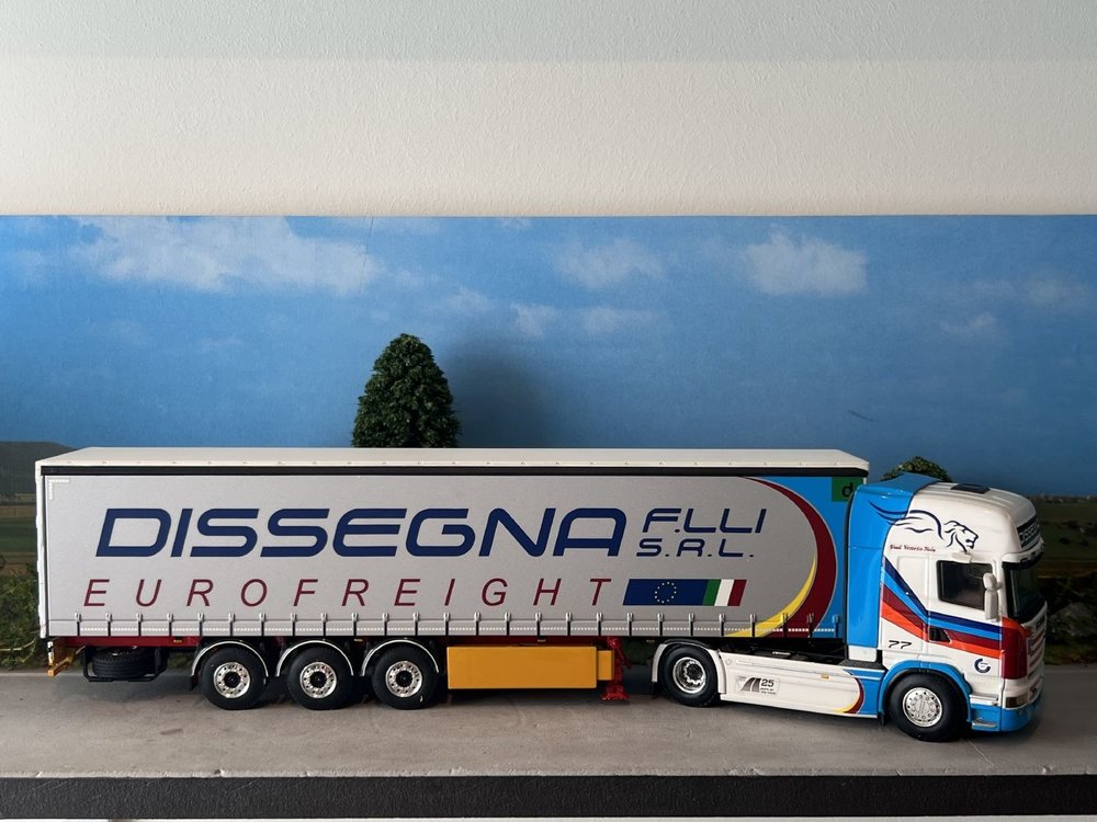 WSI WSI Scania R6 Topline  met 3-as schuif zeilenoplegger Dissegna