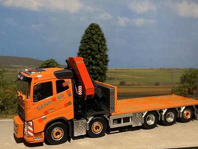 Tekno Tekno Volvo FH04 10x4 motorwagen met vlakke aanhanger met kraan Senn AG