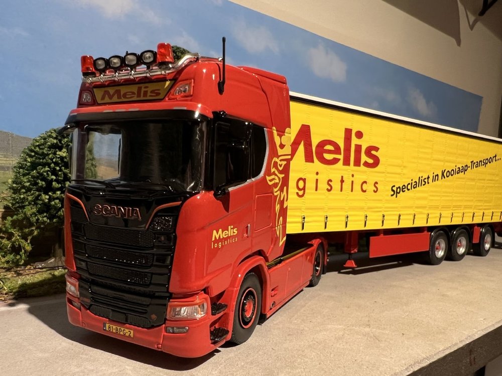 Tekno Tekno Scania Next Gen S-serie Highline with curtainside trailer and Moffet reachtruck Melis