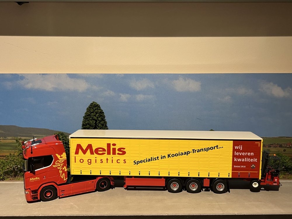 Tekno Tekno Scania Next Gen S-serie Highline with curtainside trailer and Moffet reachtruck Melis