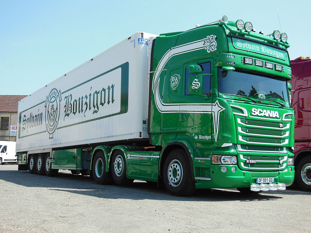 WSI WSI  Scania R Topline 6x2 met 3-as koeloplegger S. Bouzignon