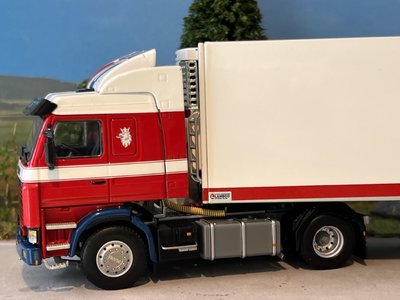 WSI WSI Scania 113M 4x2 met 3-assige koeloplegger Transneerlandia