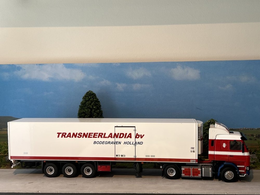 WSI WSI Scania 113M 4x2 met 3-assige koeloplegger Transneerlandia