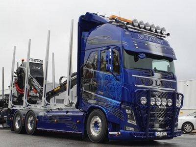 Tekno Tekno Volvo FH04 Globetrotter XL motorwagen met Zweedse hout aanhanger Eds Trafrakt