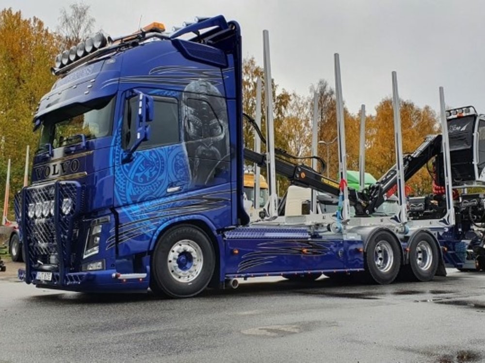 Tekno Tekno Volvo FH04 Globetrotter XL rigid truck with wood trailer Eds Trafrakt