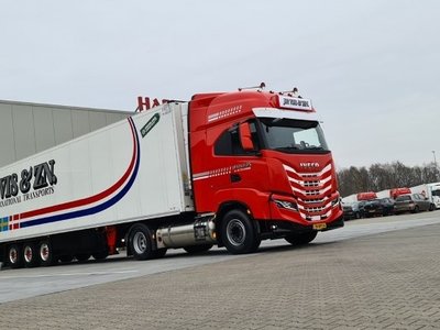 Tekno Tekno Iveco S way met 3-as Koeloplegger J.P. Vis