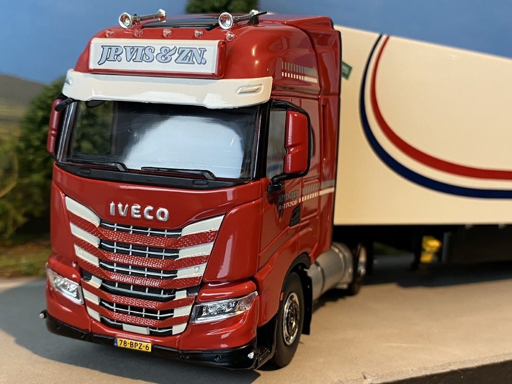 Tekno Tekno Iveco S way with 3-axle reefer trailer J.P. Vis