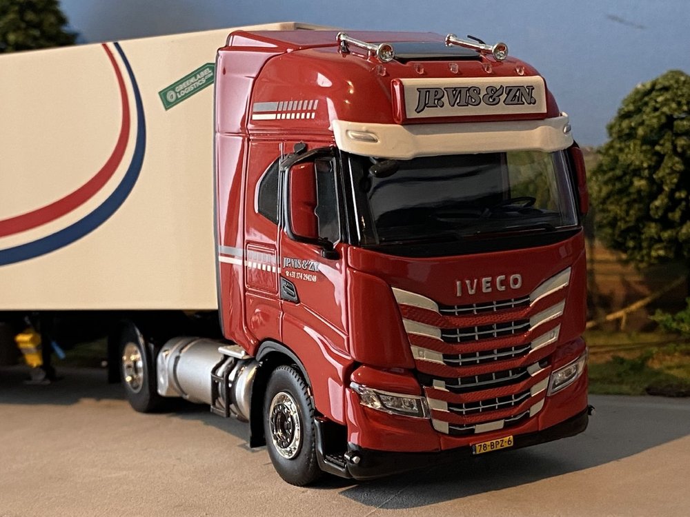 Tekno Tekno Iveco S way with 3-axle reefer trailer J.P. Vis