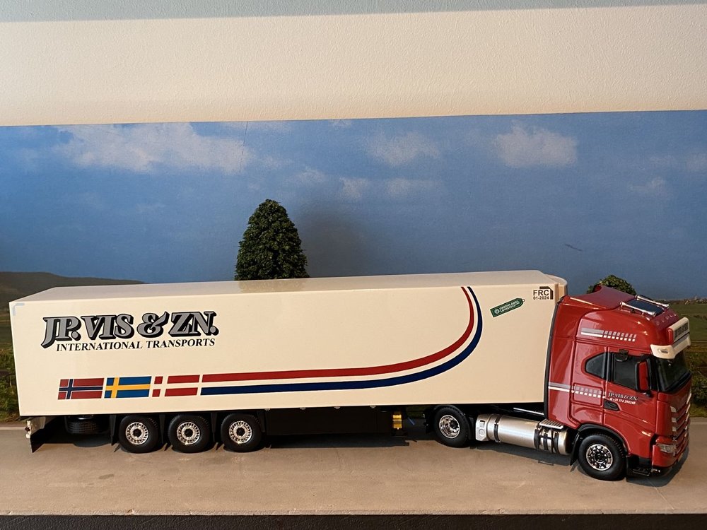 Tekno Tekno Iveco S way met 3-as Koeloplegger J.P. Vis