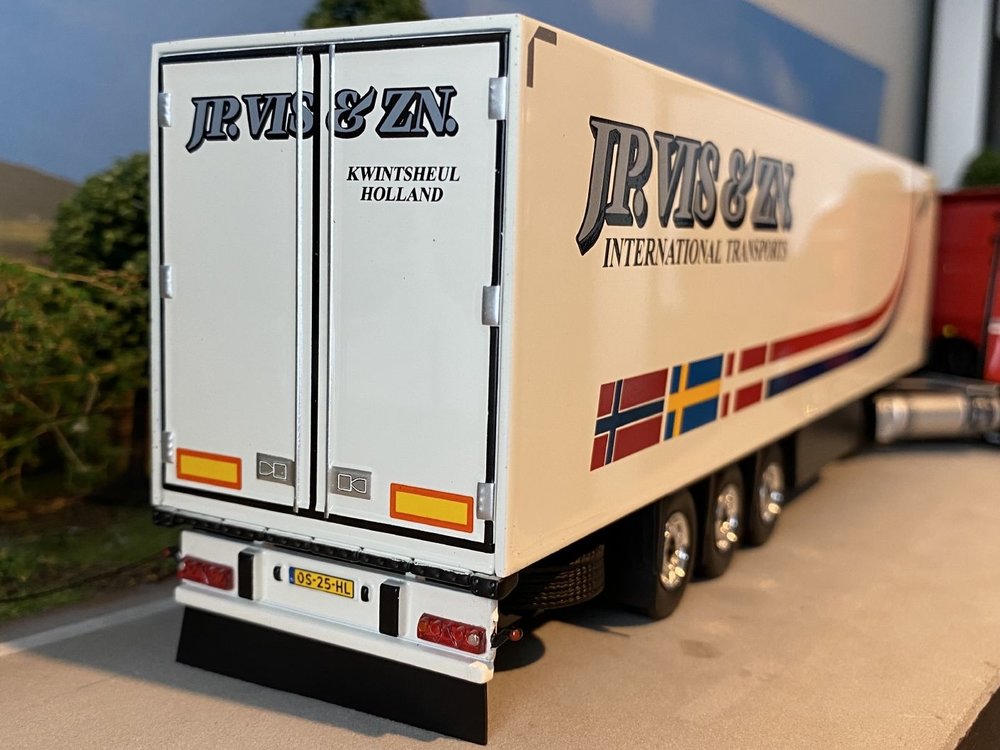 Tekno Tekno Iveco S way with 3-axle reefer trailer J.P. Vis