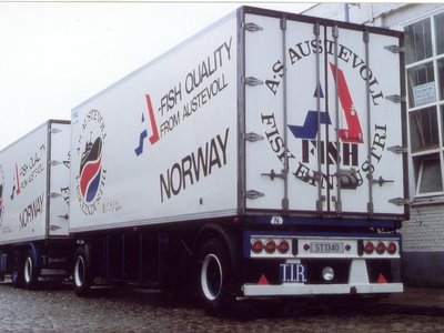 Tekno Tekno Scania 142H motorwagen met 2-assige schamelaanhanger Langtransport