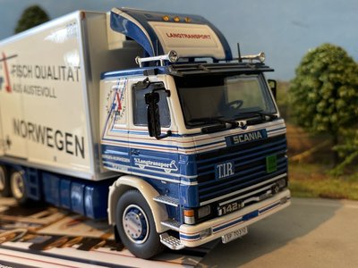 Tekno Tekno Scania 142H motorwagen met 2-assige schamelaanhanger Langtransport