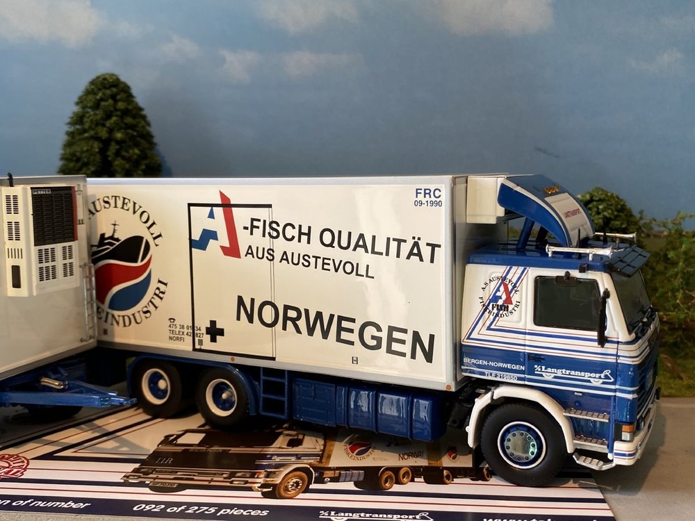 Tekno Tekno Scania 142H motorwagen met 2-assige schamelaanhanger Langtransport