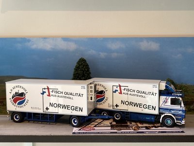 Tekno Tekno Scania 142H motorwagen met 2-assige schamelaanhanger Langtransport