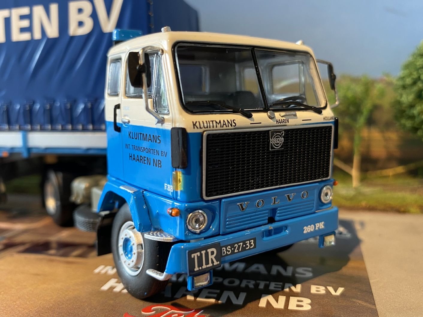 Tekno Tekno Volvo F89 met 2-assige huifoplegger Kluitmans