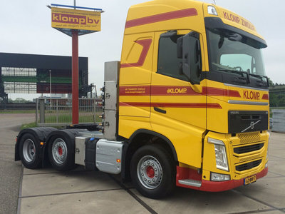 WSI WSI Volvo FH4 Glob. 6x2 twinsteer + 2-axle lowloader Klomp Transport Zwolle