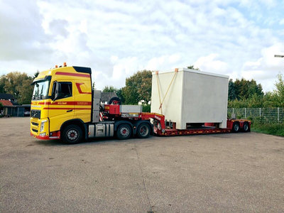 WSI WSI Volvo FH4 Glob. 6x2 twinsteer + 2-axle lowloader Klomp Transport Zwolle