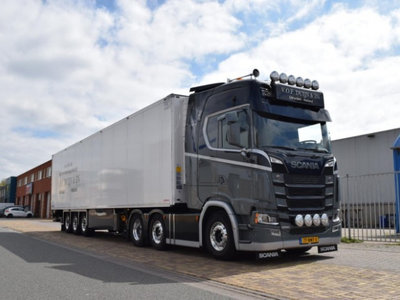 Tekno Tekno Scania S580 Highline with refrigerated trailer Duijn en Zonen "Peaky Blinders"