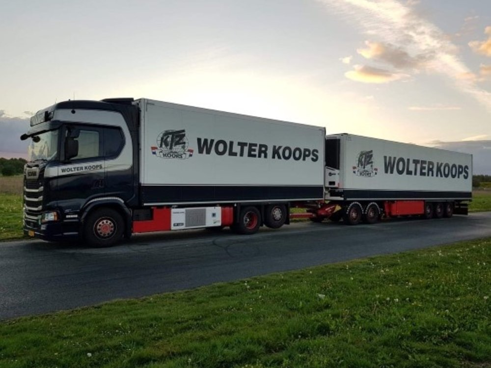 Tekno Tekno Scania Next Gen S Highline Motorwagen met dolly en 3-assige koeloplegger Wolter Koops