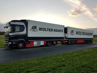Tekno Tekno Scania Next Gen S Highline Motorwagen met dolly en 3-assige koeloplegger Wolter Koops