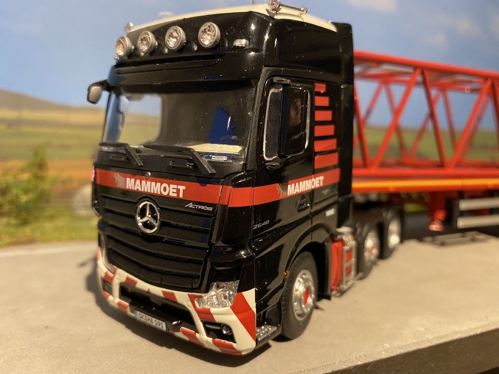 Mammoet store Tonkin Mercedes Actros2 6x2 + 3-axle flatbed + Kobelco Boom MAMMOET