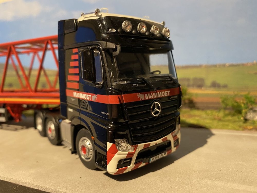 Mammoet store Tonkin Mercedes Actros2 6x2 + 3-axle flatbed + Kobelco Boom MAMMOET