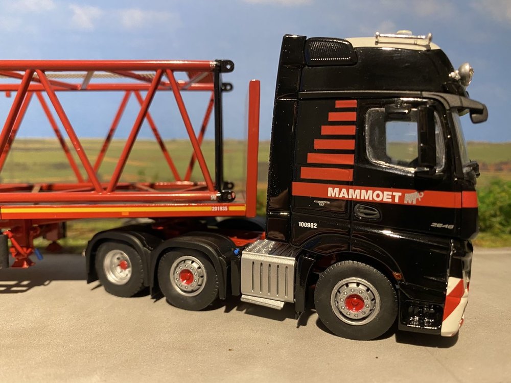 Mammoet store Tonkin Mercedes Actros2 6x2 + 3-axle flatbed + Kobelco Boom MAMMOET