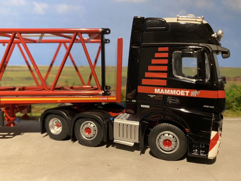 Mammoet store Tonkin Mercedes Actros2 6x2 + 3-axle flatbed + Kobelco Boom Mammoet