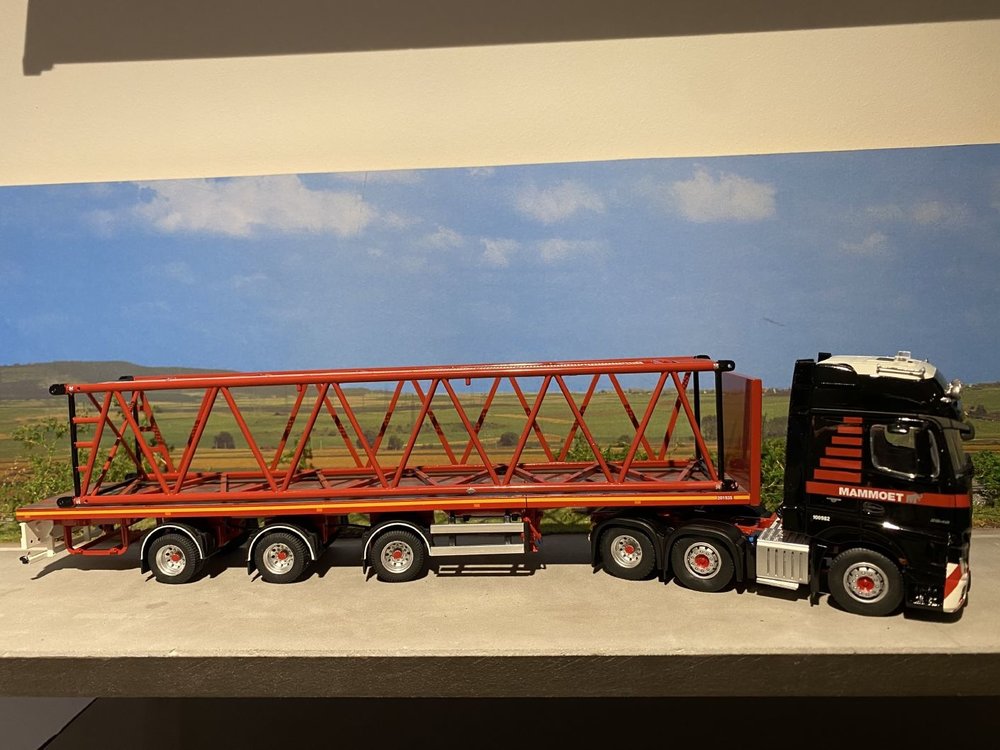 Mammoet store Tonkin Mercedes Actros2 6x2 + 3-axle flatbed + Kobelco Boom Mammoet