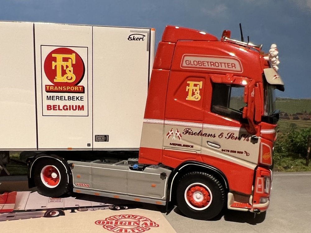 Tekno Tekno Volvo FH4 met 3-assige Ekeri oplegger Fisotrans