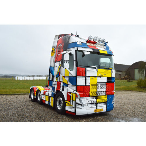 WSI WSI Volvo FH5 Globetrotter XL 6x2 GULDAGER WSI WSI Volvo FH5 Globetrotter XL 6x2 GULDAGER