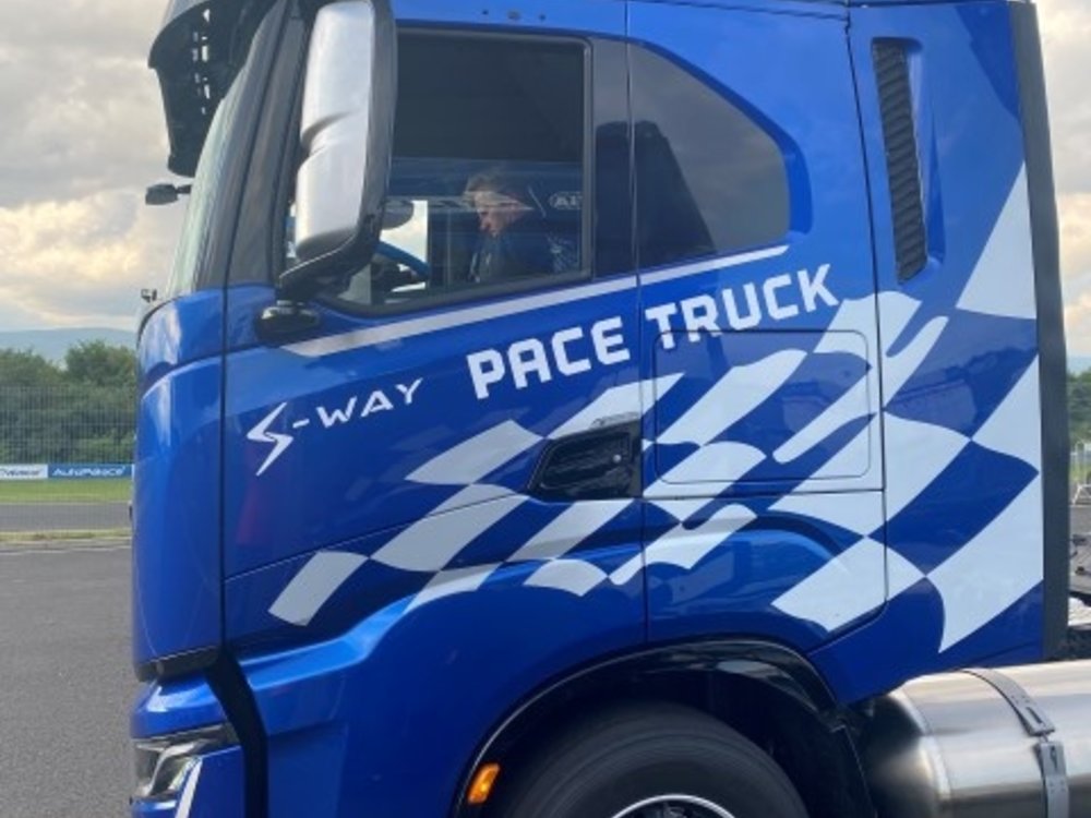 Tekno Tekno Iveco S-Way 4x2  Pace Truck