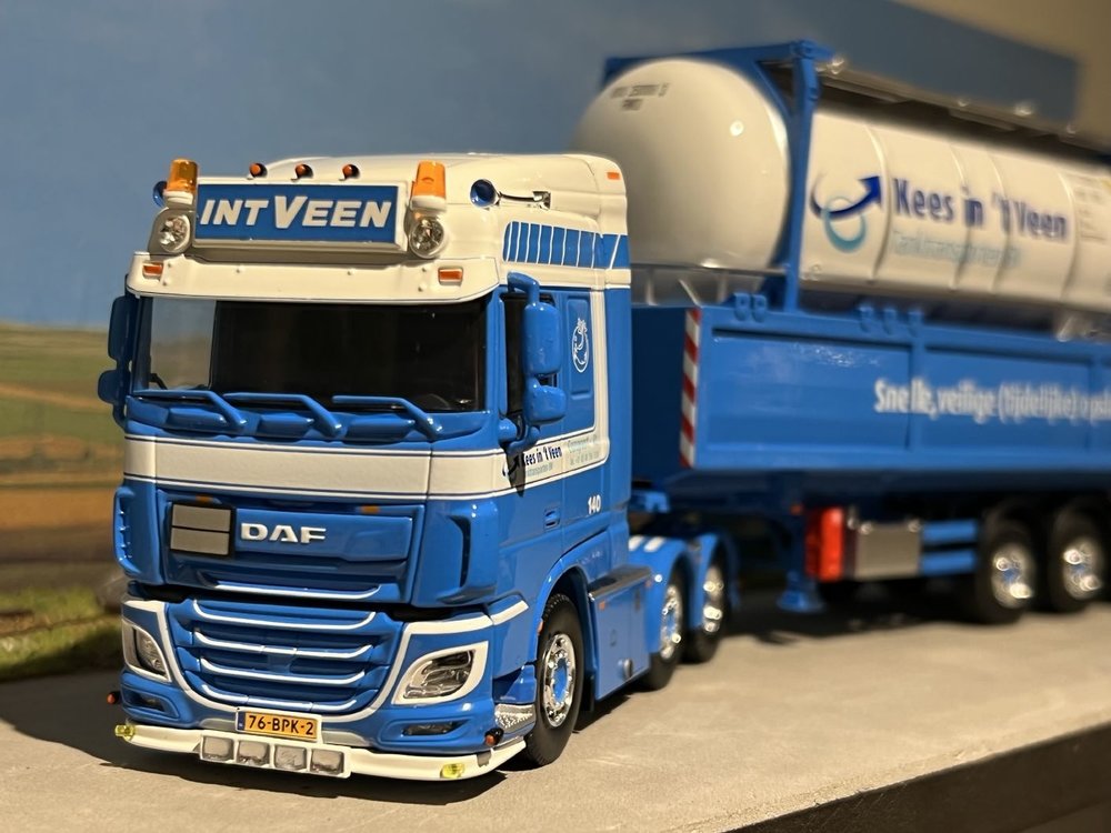 Tekno Tekno DAF XF Euro 6 Space Cab 6x2 met swap tankcontainer met resin lekbak Kees in 't Veen