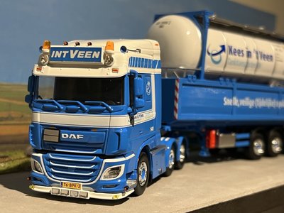 Tekno Tekno DAF XF Euro 6 Space Cab 6x2 met swap tankcontainer met resin lekbak Kees in 't Veen