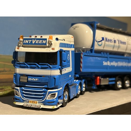 Tekno Tekno DAF XF Euro 6 Space Cab 6x2 met swap tankcontainer met resin lekbak Kees in 't Veen