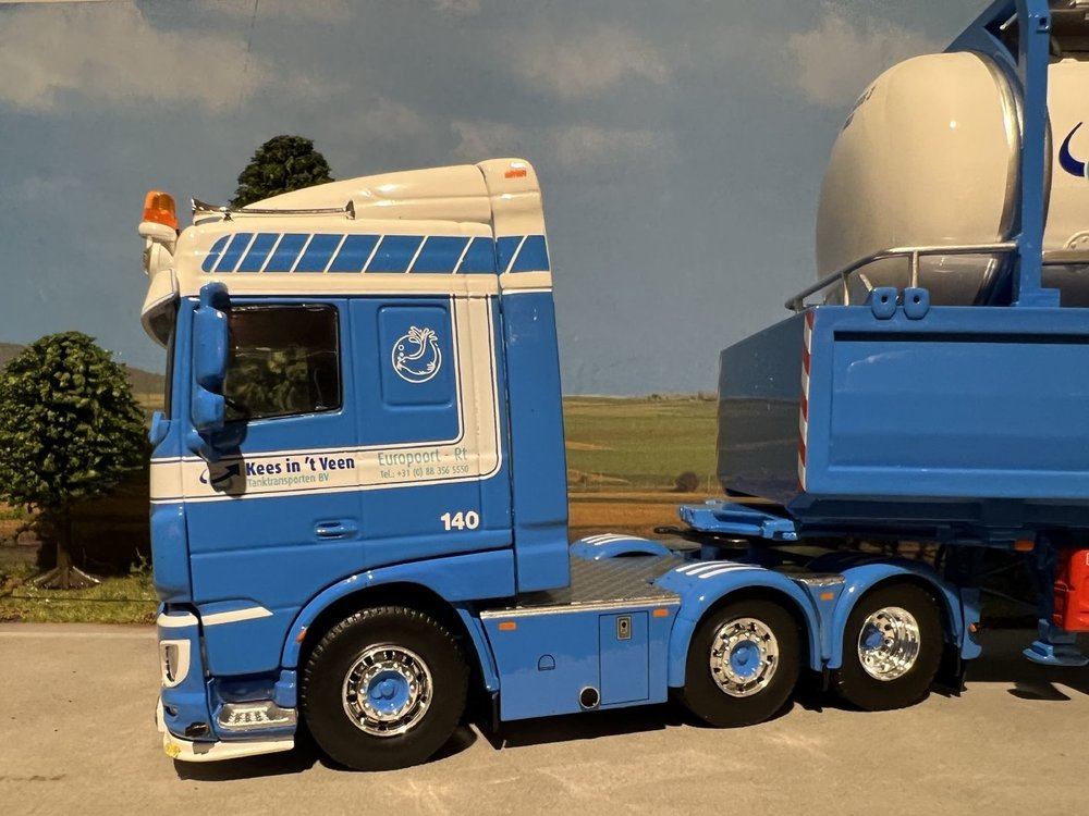 Tekno Tekno DAF XF Euro 6 Space Cab 6x2 with swap tanktrailer with resin drip tray Kees in 't Veen