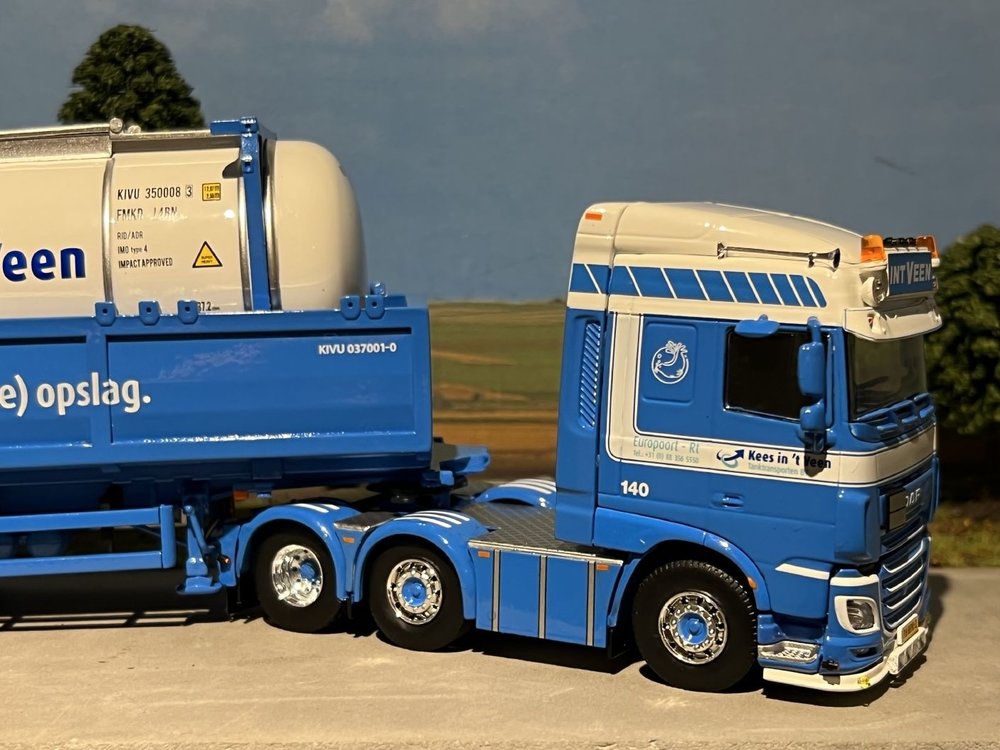 Tekno Tekno DAF XF Euro 6 Space Cab 6x2 met swap tankcontainer met resin lekbak Kees in 't Veen