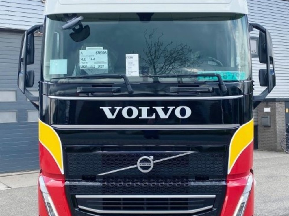 Tekno Tekno Volvo FH05 Globetrotter met 3-assige (zamac) koeloplegger Simon Loos