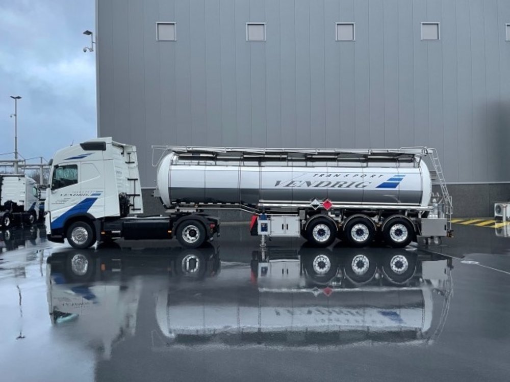 Tekno Tekno Volvo FH05 Globetrotter with 3-axle chromed tranktrailer VENDRIG