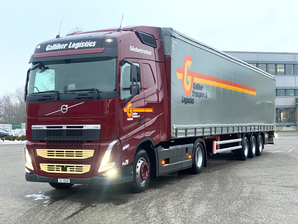 WSI WSI Volvo FH05 Globetrotter met 3-as schuifzeilen oplegger Galliker