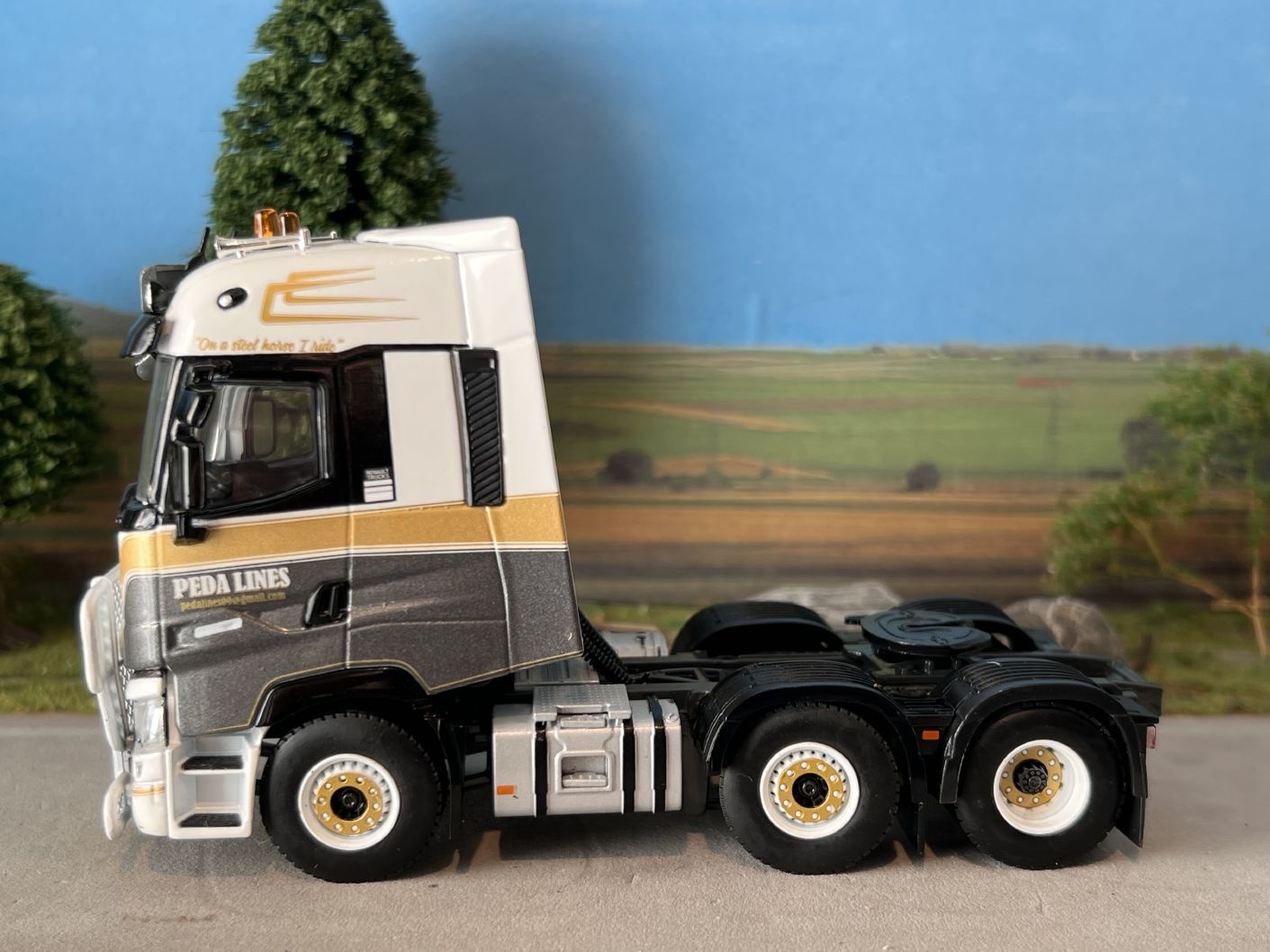 WSI Renault Trucks T High 6x2 Peda Lines - Miniatuurshop.com