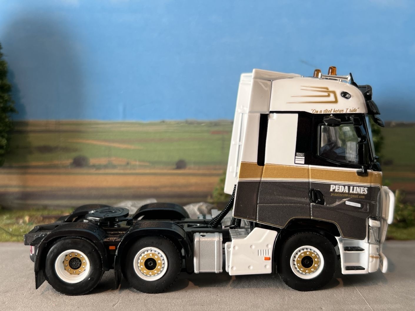 WSI Renault Trucks T High 6x2 Peda Lines - Miniatuurshop.com